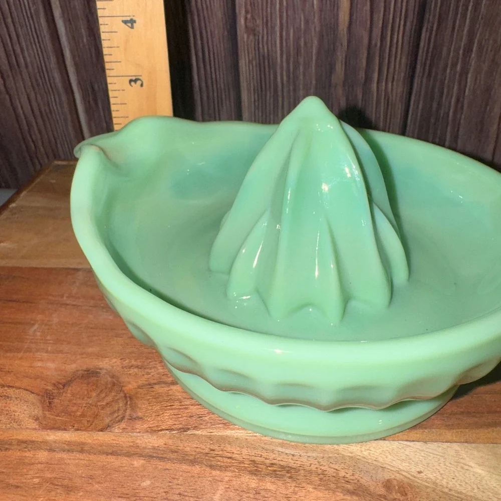 Jadeite Glass Citrus Juicer Reamer Green Vintage Mid-Century Kitchenware 6in